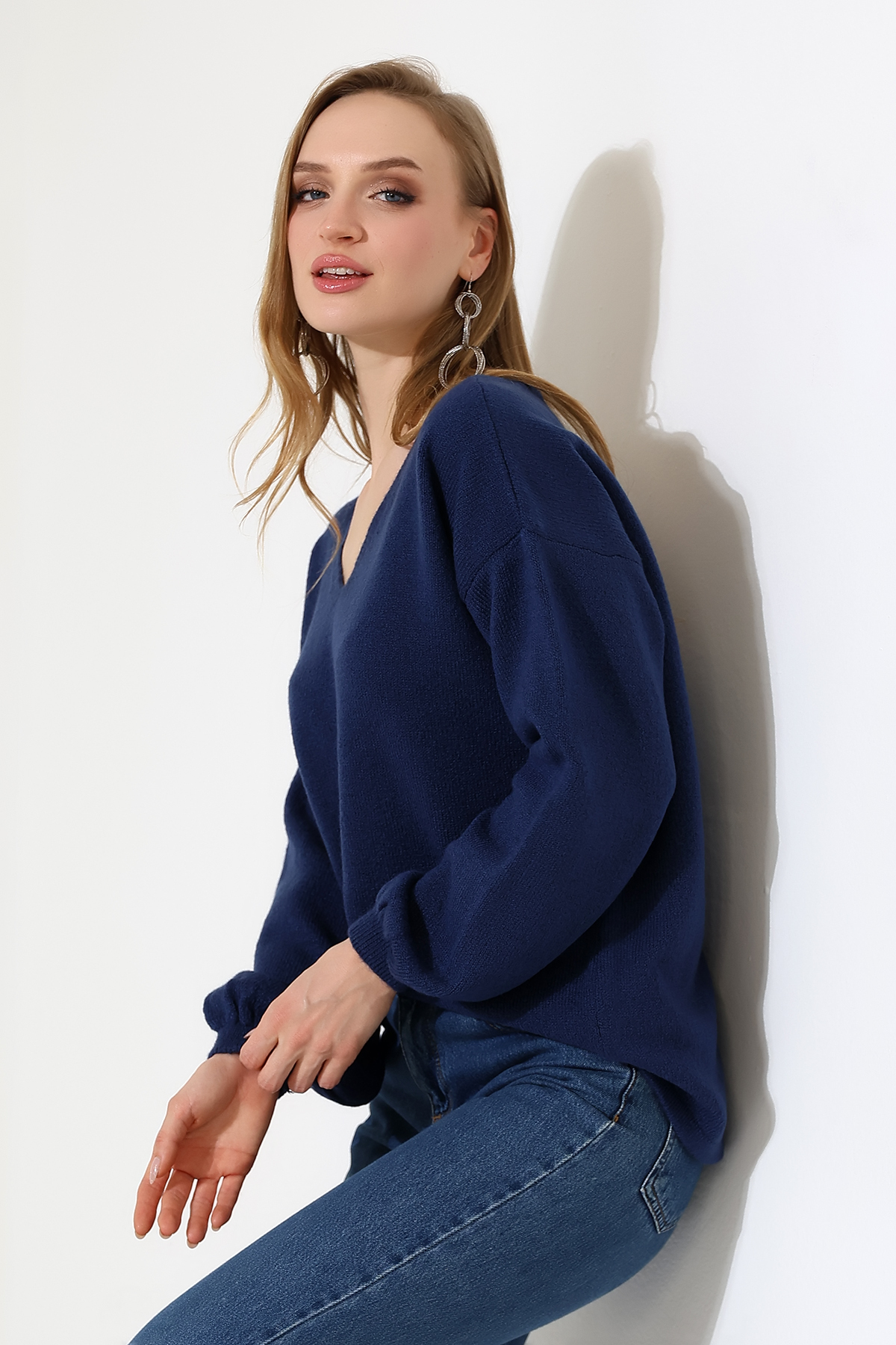 Devinka Women's Navy Blue V-Neck Casual Oversized Soft Knitwear