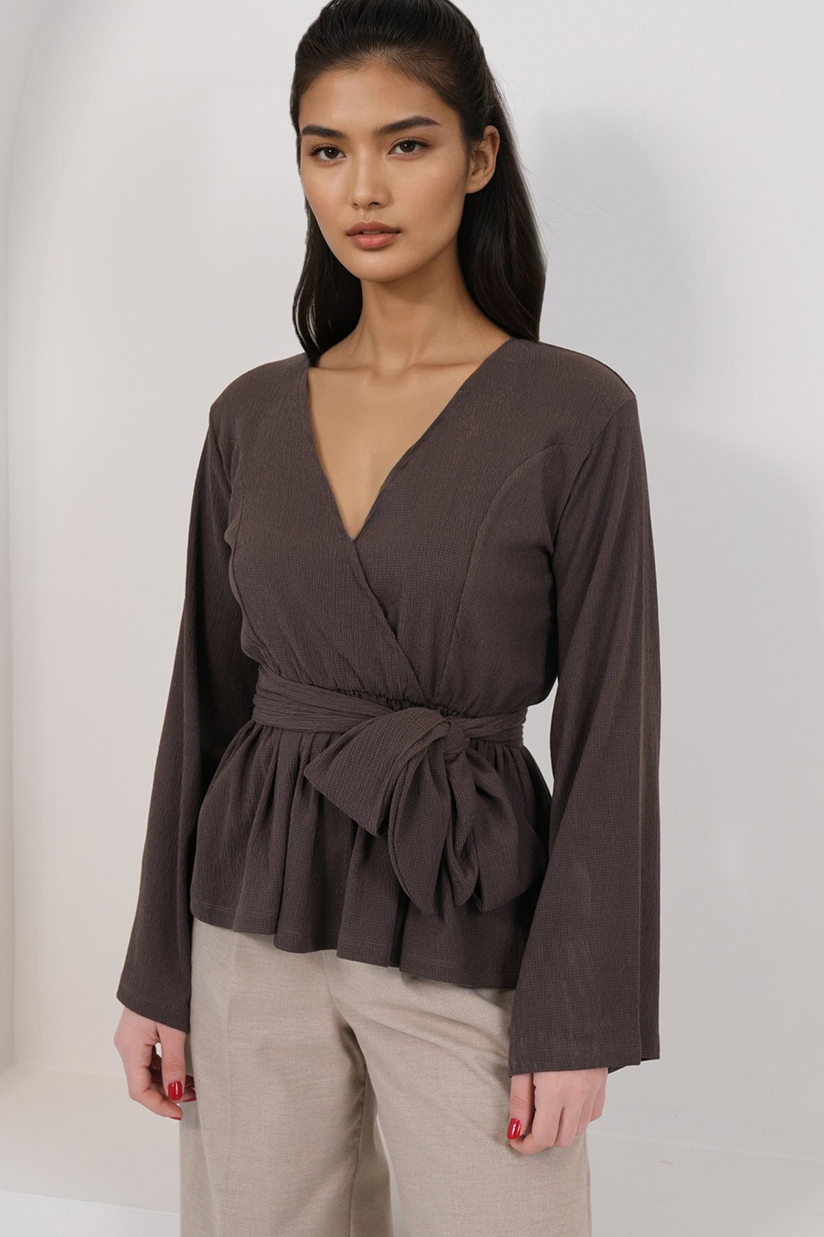 Trend Alaçatı Stili Braune Damenbluse mit zweireihigem Kragen und Rüschen, Wi...