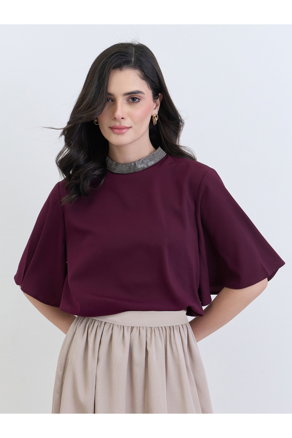 بلوزة نسائية أرجوانية اللون مزينة بالخرز عند الرقب...