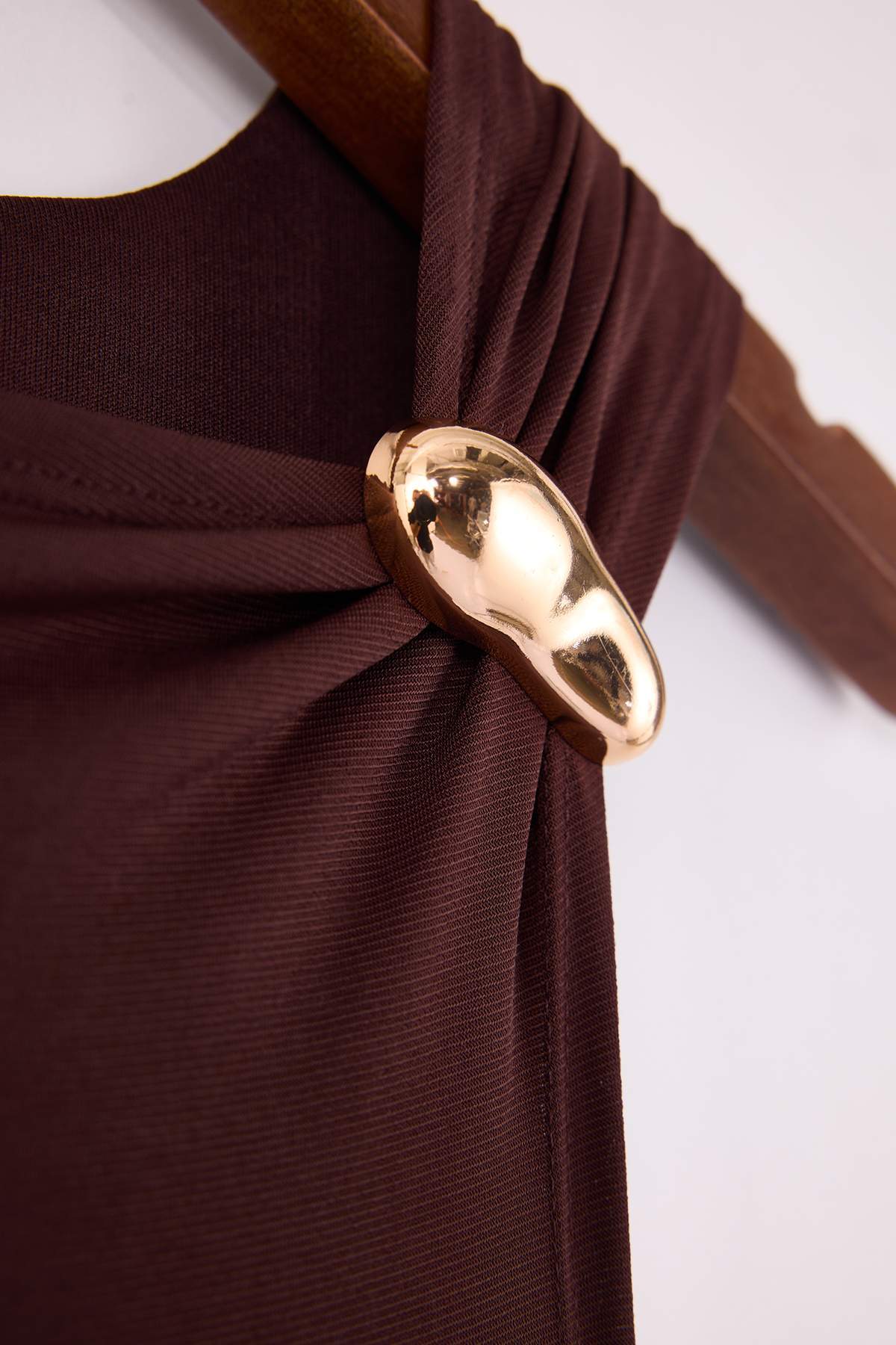 Trendyolmilla  Koyu Kahverengi Bodycon Asimetrik Yaka Aksesuar Detaylı Maxi Esnek Örme Elbise TWOSS26EL00026 - Görsel 6