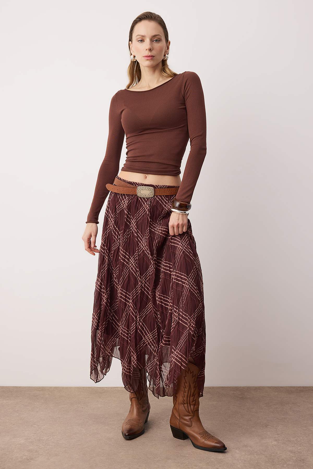 Trendyolmilla  Kahverengi Ekoseli Asimetrik Astarlı Şifon Kırışık Dokuma Asimetrik Uzun Etek TWOSS26ET00049 - Görsel 2