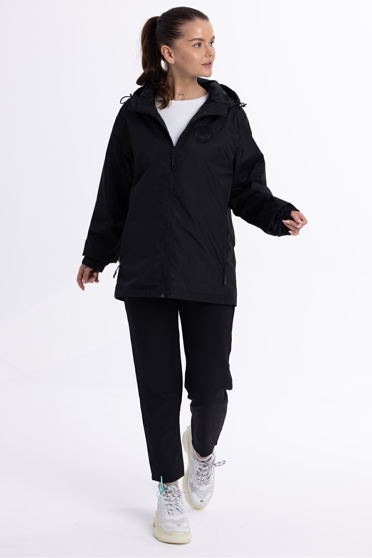 QAWWA  Kadın Kapüşonlu Su ve Rüzgar Geçirmez Cepli İçi Astarlı Ultra Hafif Mevsimlik Yağmurluk - Görsel 4