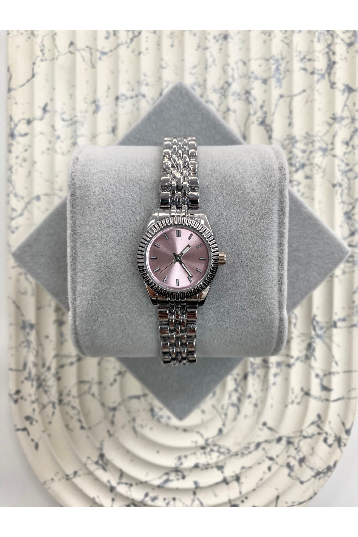 Coliseum  Minimal Yuvarlak Klasik İçi Pembe Gümüş Kadın Kol Saati - Görsel 4