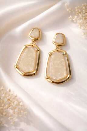 sheenez Gold Kaplama Bej Doğal Taş Detaylı Şık Sallantılı Küpe