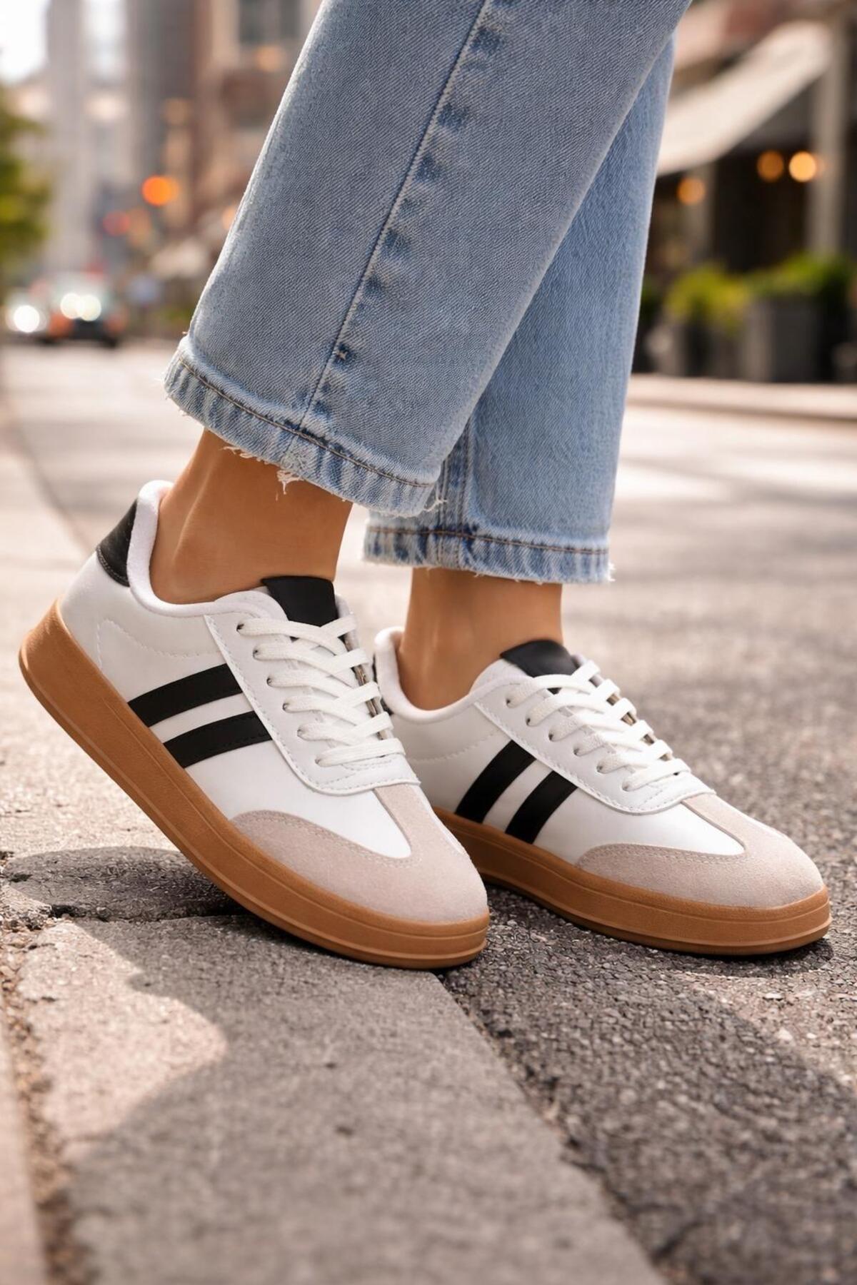 MODAONN Pantofi sport casual pentru femei – cu dungi duble negre, talpă maro,...