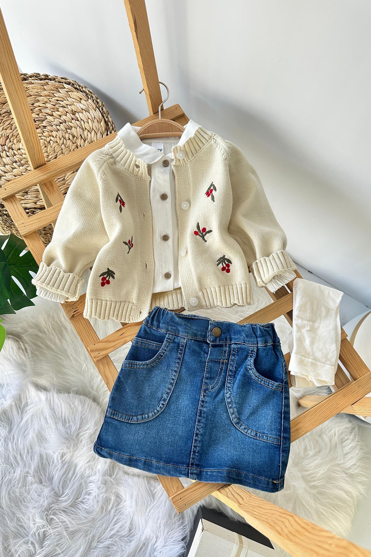 Minigimin Cicileri Miniğimin Cicileri Kokina İşleme Detaylı Triko Hırkalı Kilotlu Çoraplı 4 lü Kız Bebek Takım - Krem fotoğrafı 2 (önizleme)