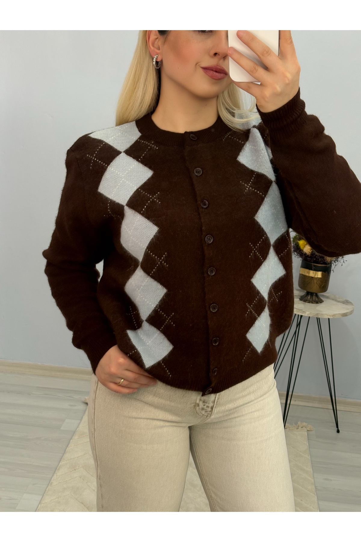 ژاکت پشمی طرح باقلوای قهوه – سفید 4680098726618 — تصویر 2 از 4