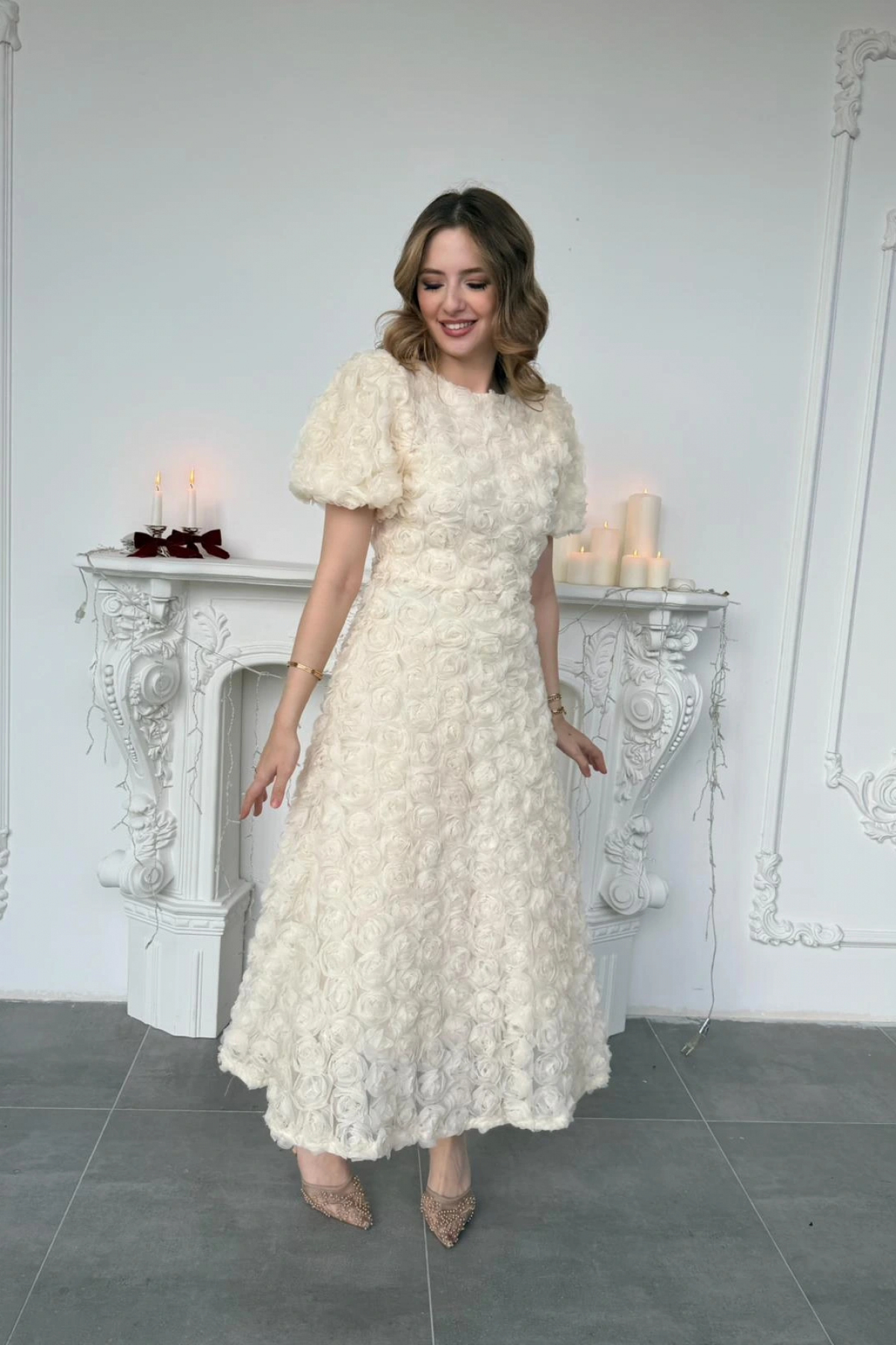 HELİS BUTİK  Üç Boyutlu Gül Aplike Kabartmalı Balon Kol Bej Midi Elbise - Görsel 2