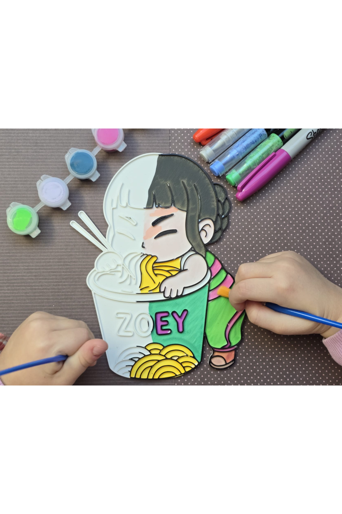 فیگور زویی شکارچی شیاطین ۱۷ سانتی‌متری، رنگ‌آمیزی شامل نمی‌شود، قابل استفاده روی دیوار یا میز