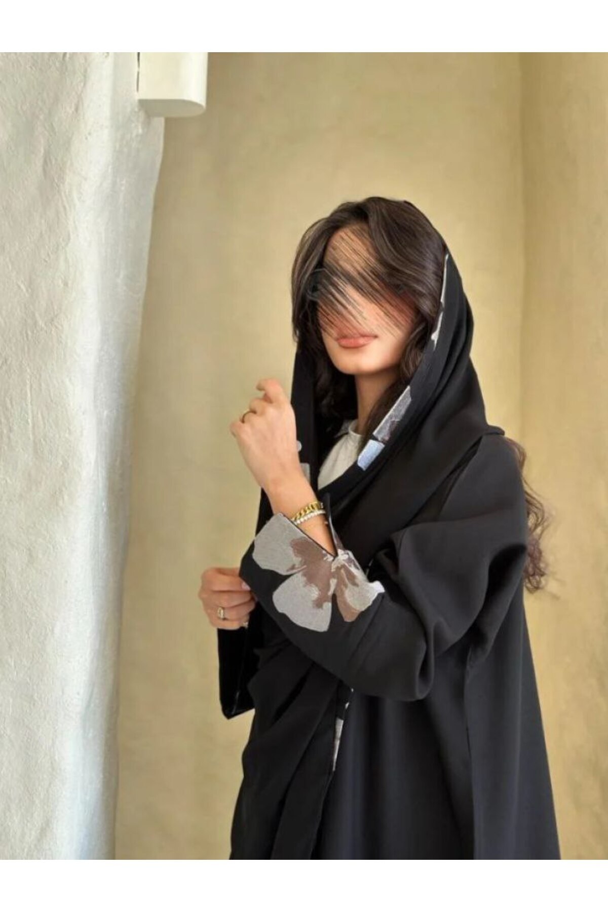 Elena عباية ورد رمادي سوداء شتوية كريب واقف – قصة ربع كلوش بتطريز ورد رمادي أ...