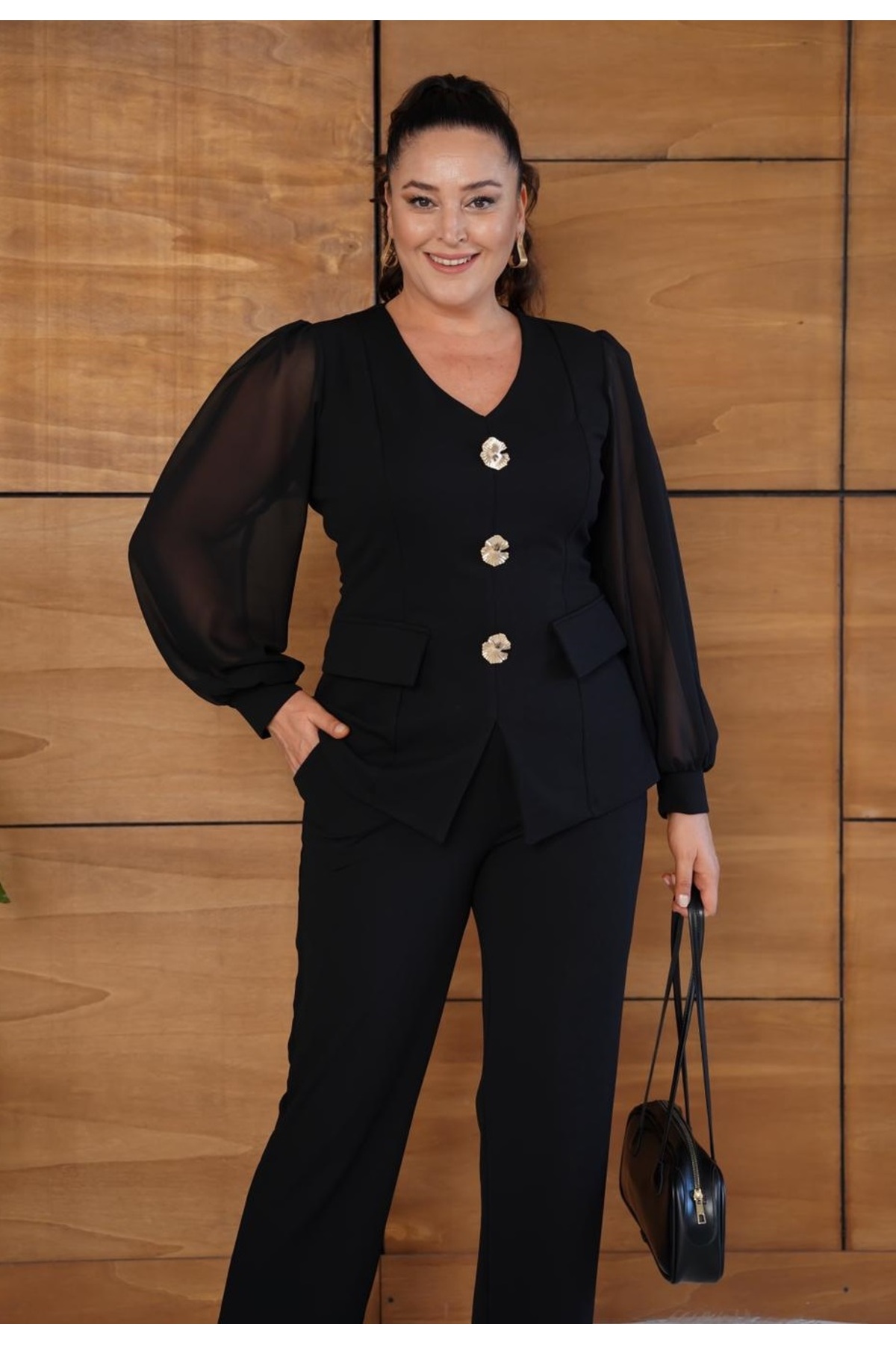 Butik Nilyam  Kadın Büyük Beden V Yaka Şifon Kol Cep Kapaklı Broş Detaylı Bluz Pantolon Abiye Takım 25064 - Görsel 6