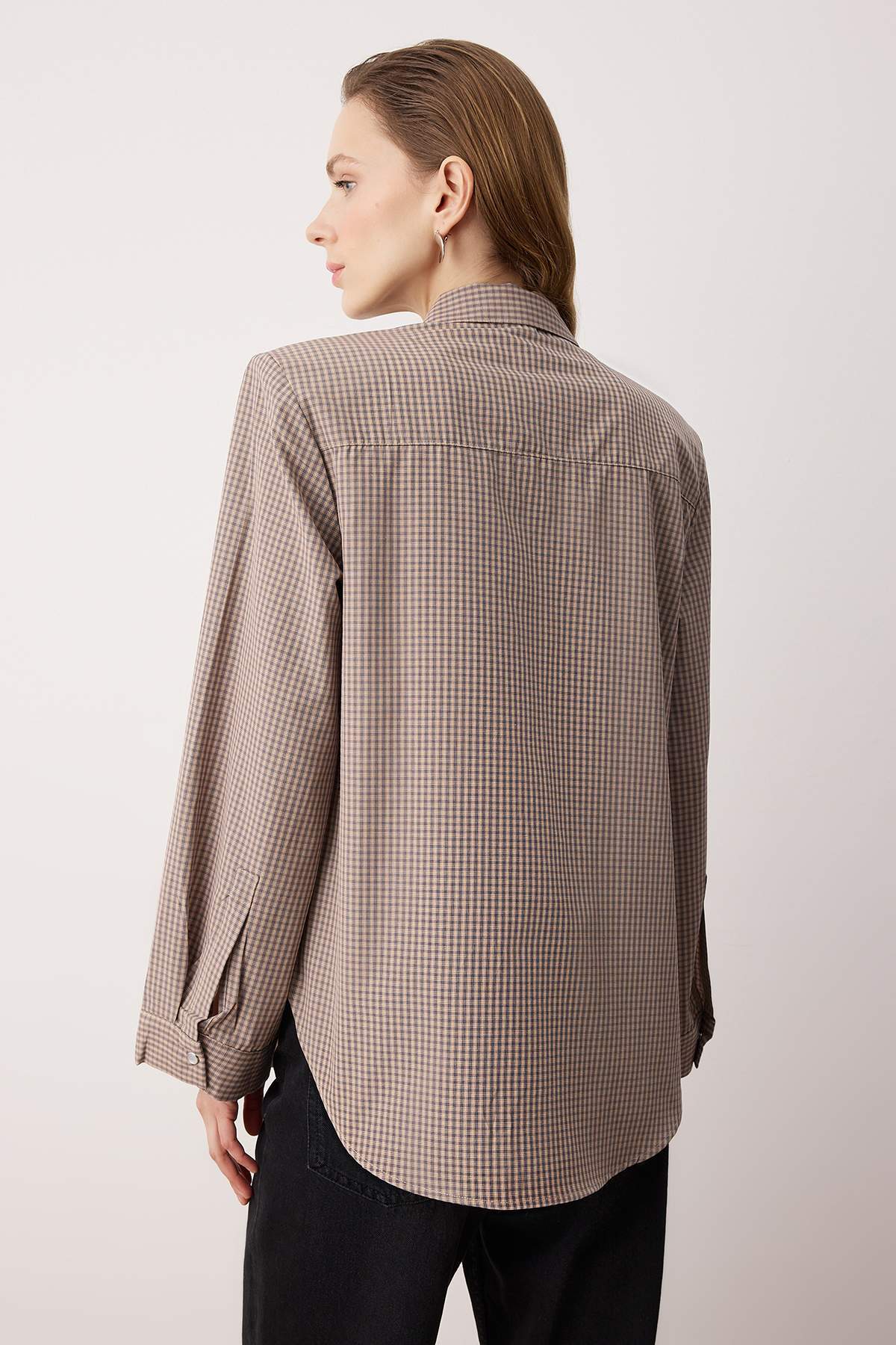 Trendyolmilla  Bej-Çok Renkli Kareli Vatkalı Geniş Manşetli Oversize Gömlek TWOAW26GO00127 - Görsel 4