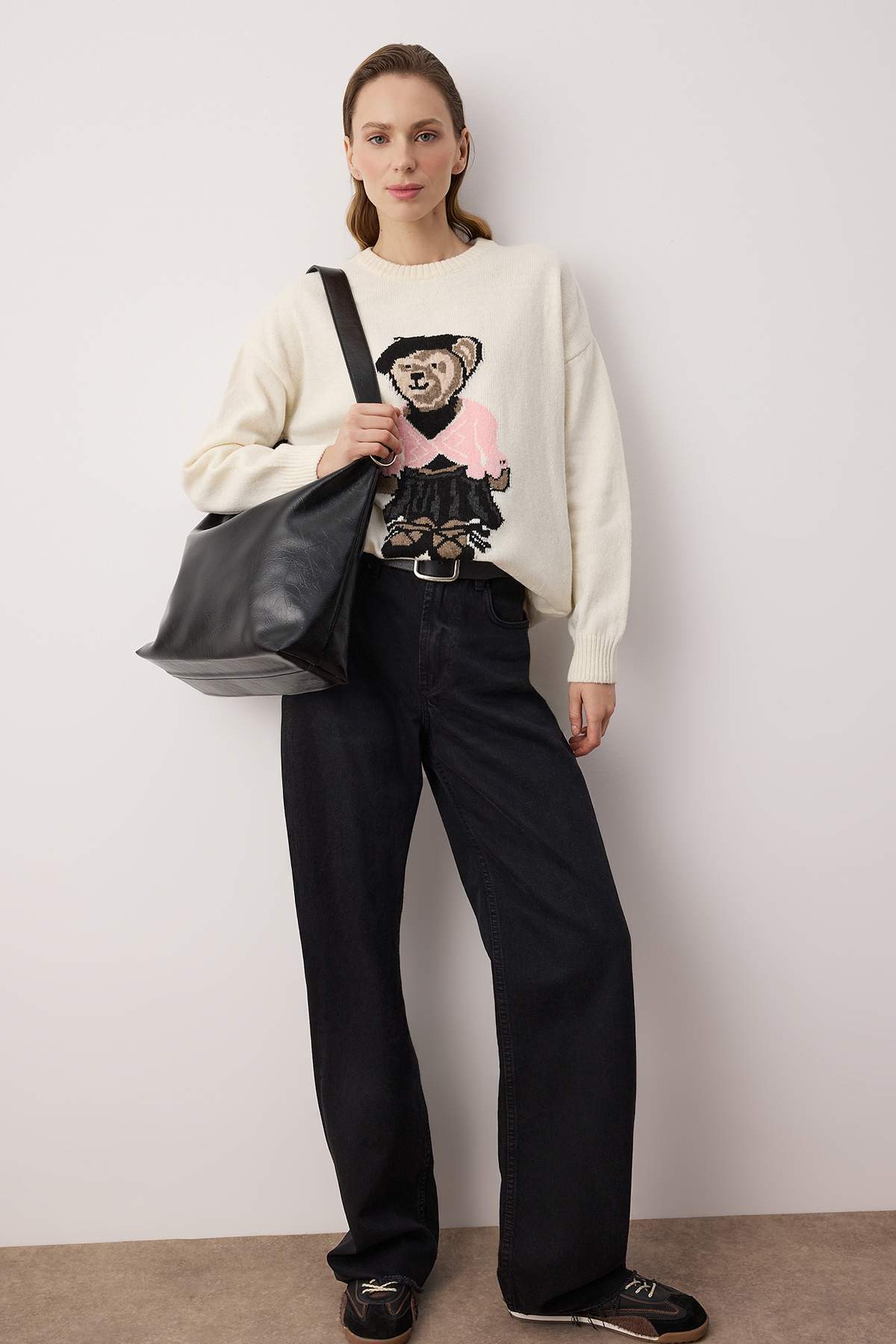 Trendyolmilla  Ekru Geniş Kalıp Bisiklet Yakalı Ayıcıklı Triko Kazak TWOAW26KZ00297 - Görsel 2