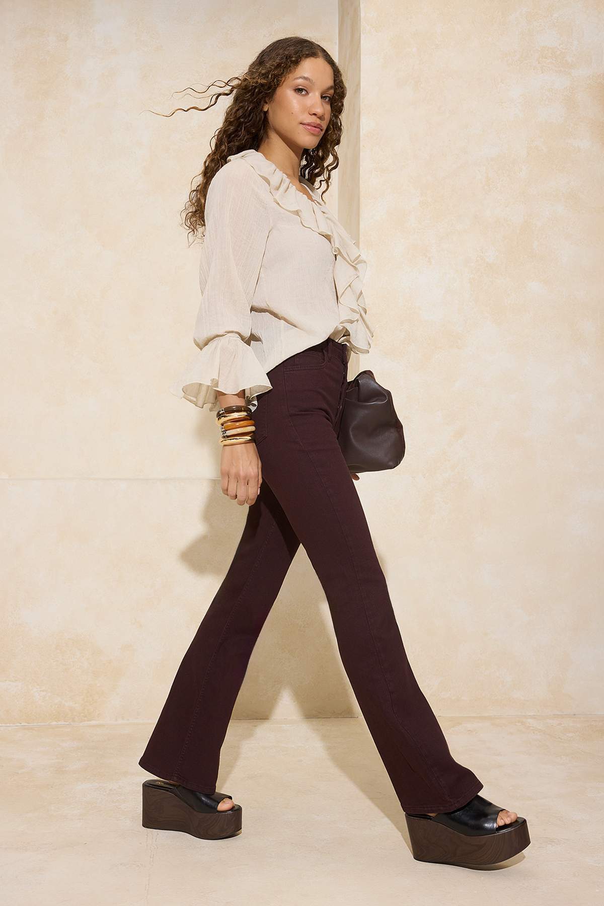 Trendyolmilla  Kahverengi Düğme Detaylı Yüksek Bel Orta Esnek Flare İspanyol Paça Jeans TWOSS26JE00038 - Görsel 2