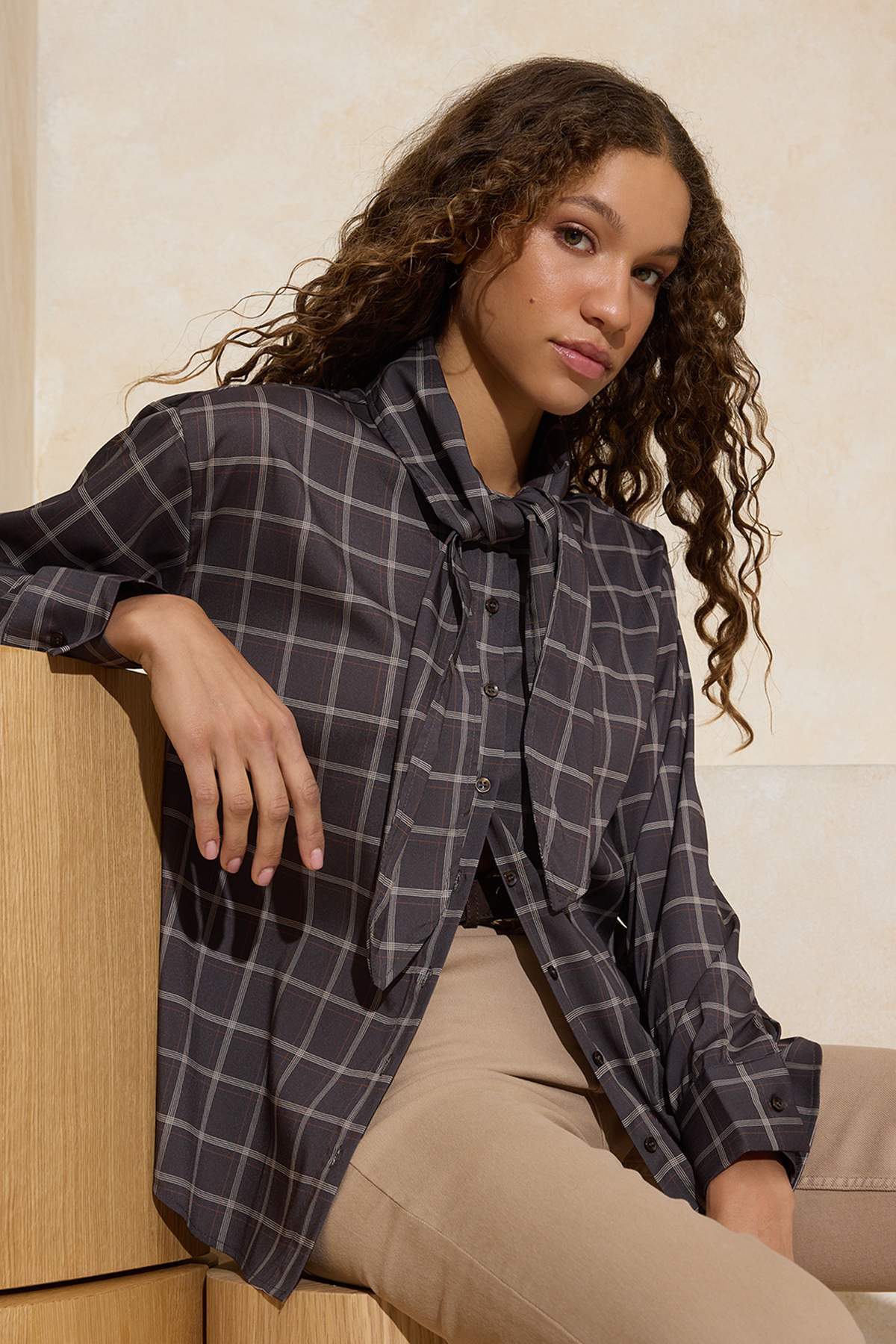 Trendyolmilla  Çok Renkli-Kahverengi Ekose Fular Detaylı Oversize/Geniş Kalıp Gömlek TWOSS26GO00009 - Görsel 2