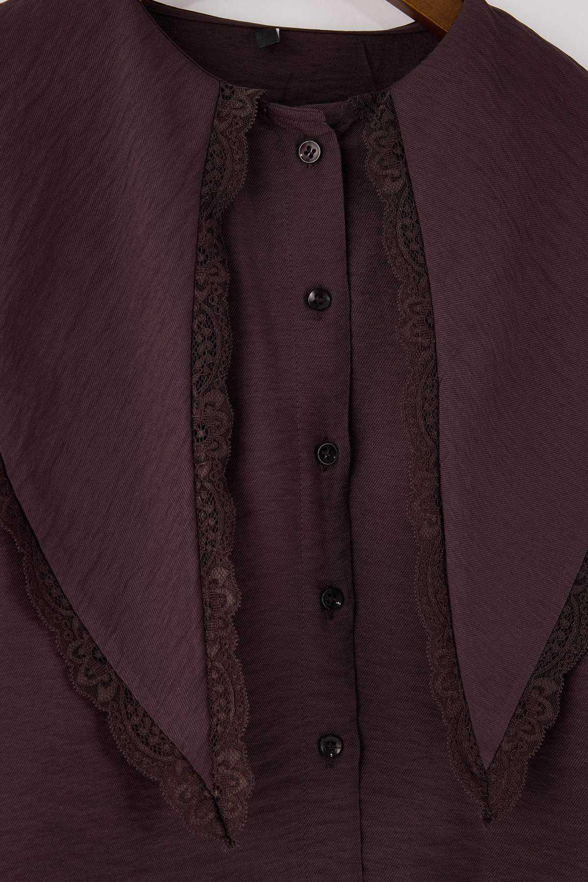 Trendyolmilla  Koyu Kahverengi Bebe Yaka Dantel Garnili Yumuşak Tuşeli Gömlek TWOSS26GO00012 - Görsel 6