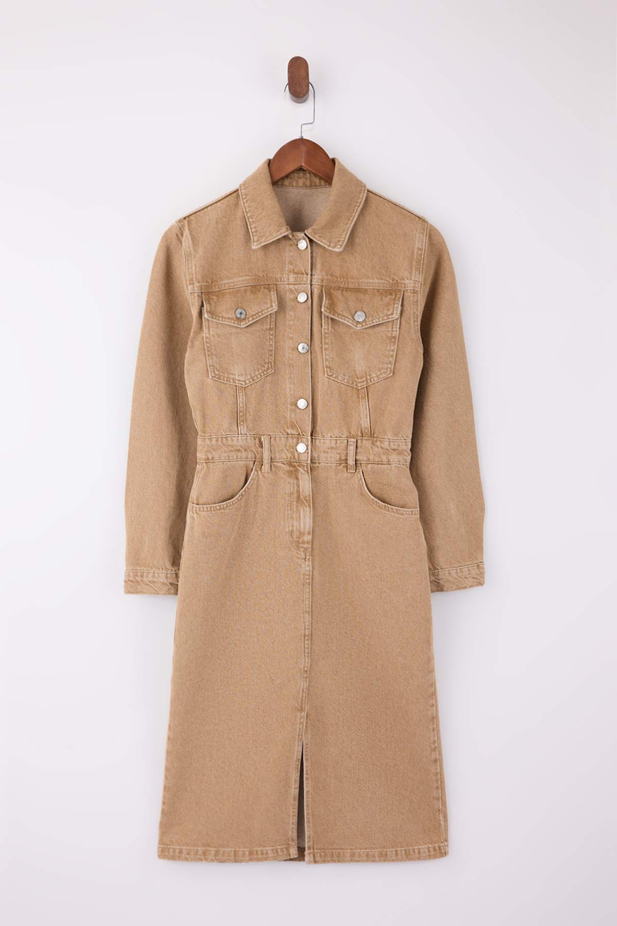 Trendyol Collection Beigefarbenes Maxi-Jeanskleid mit Hemdkragen TWOSS26EL00039