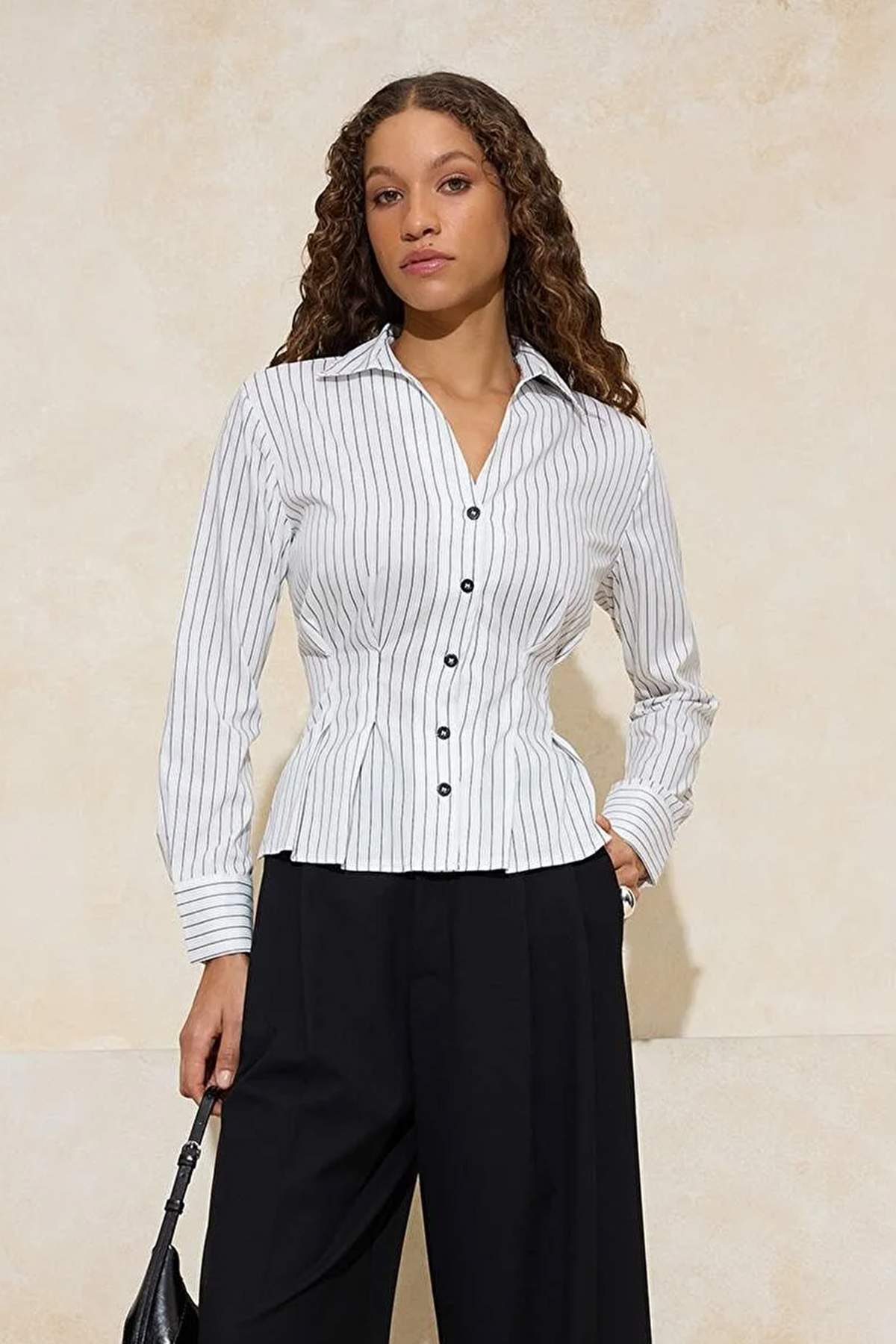 Trendyolmilla  Beyaz Çizgili Bele Oturan Düğme Detaylı Gömlek TWOSS26GO00034