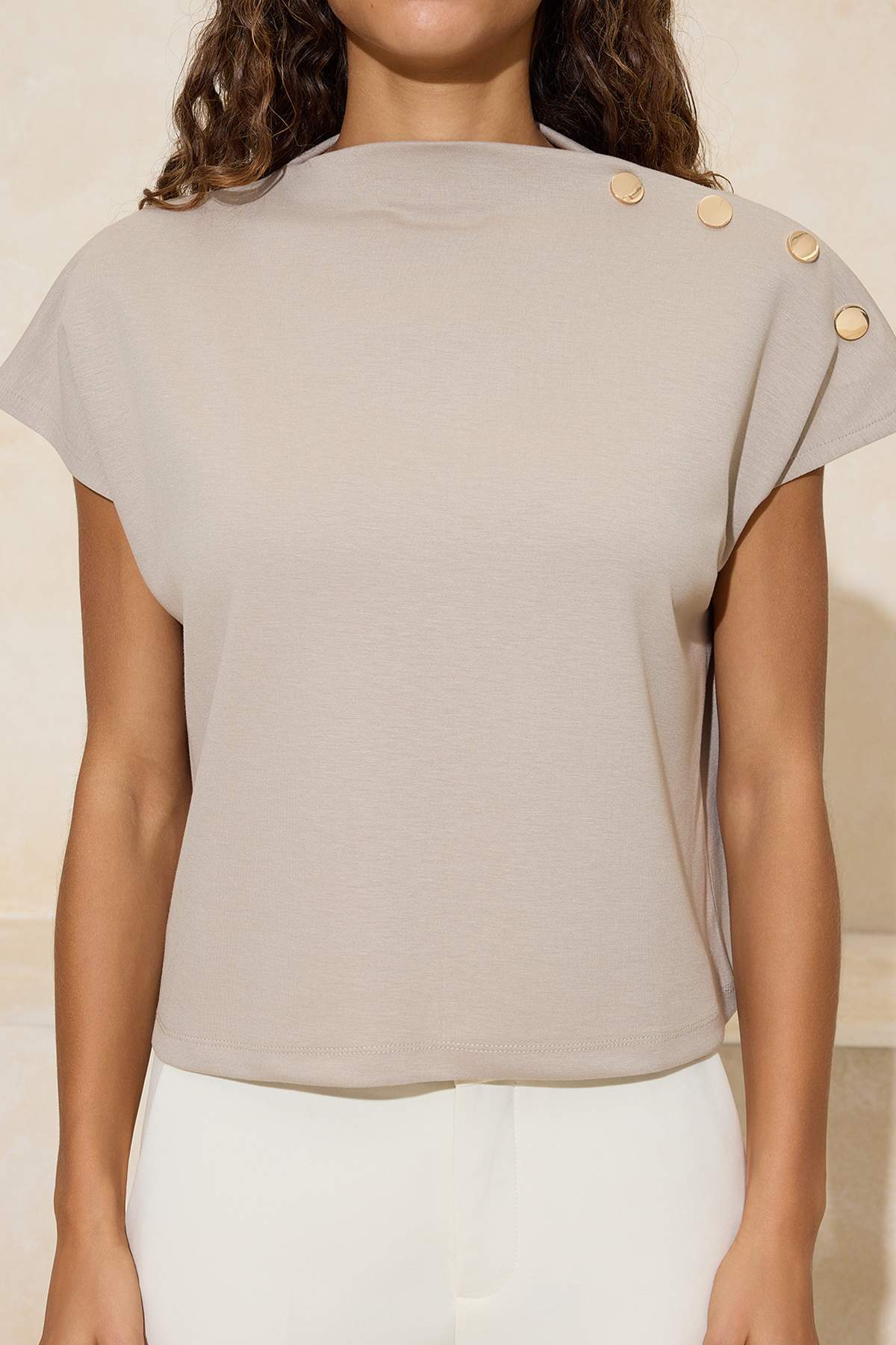 Trendyolmilla  Taş Regular/Normal Kalıp Dik Yaka Aksesuar Detaylı Crop Soft Touch Örme Bluz TWOSS26BZ00021 - Görsel 3