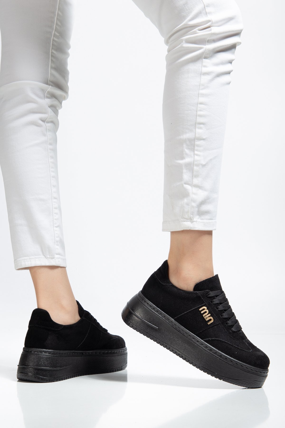 BAHRİNA Dámské černé semišové tenisky se silnou podrážkou a přezkou