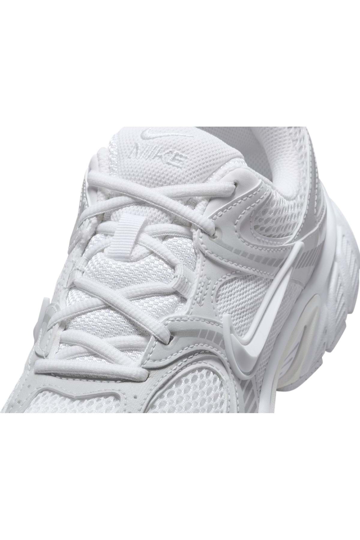 حذاء رياضي للجنسين V5 Rnr باللون الأبيض