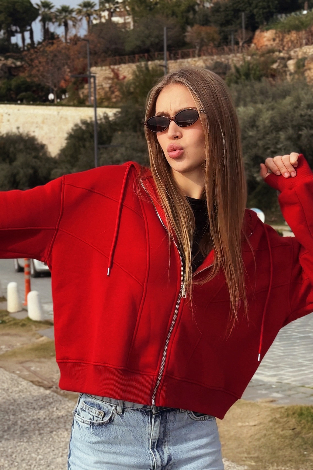 Le'Sluette  Kadın Oversize Pamuklu Önü Kesikli Metal Fermuarlı Kapüşonlu Sweatshirt Kırmızı - Görsel 3