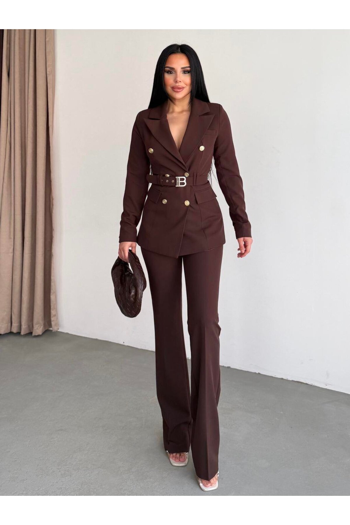 Costume femme avec ceinture, boutons dorés, marron - Görsel 4