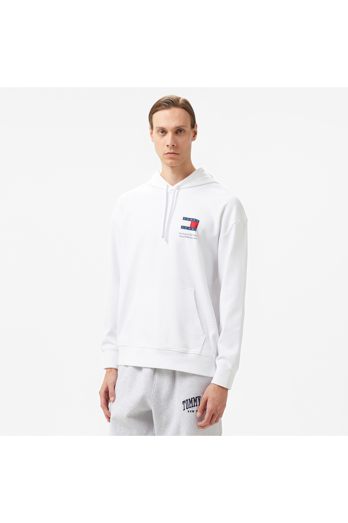 تامی هیلفیگر سویشرت مردانه سفید طرح Novelty Graphic از برند Tommy Jeans مدل Rlx