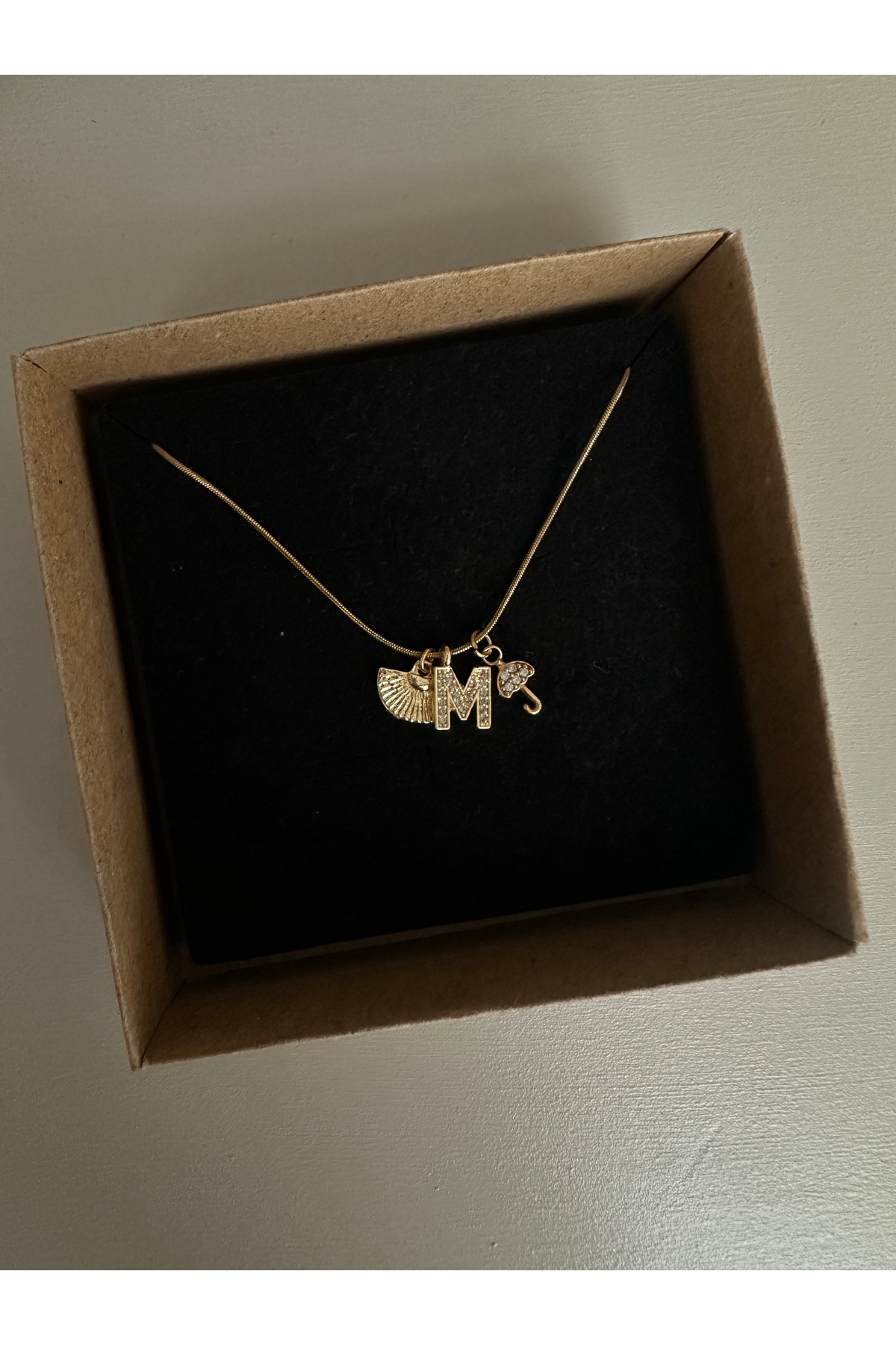 Yelpaze Figürlü Taşlı Şemsiye ve Harf Charm Çelik Gold Kadın Kolye – Sevgililer Günü Özel
