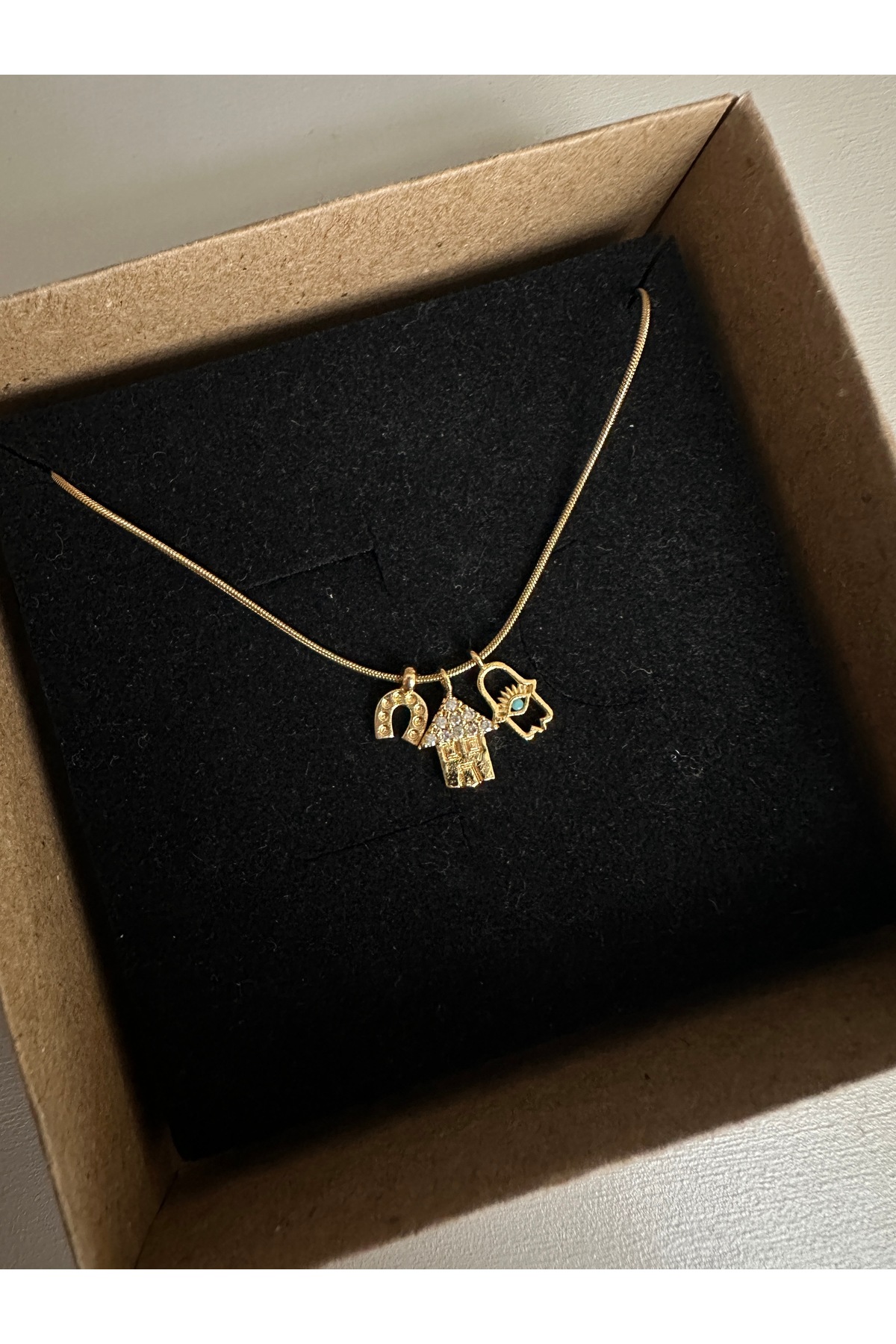 Mavi Taşlı Hamsa, Nal ve Ev Charm Çelik Zincirli Gold Kadın Kolye – Sevgililer Günü Özel - Detay Görseli 1
