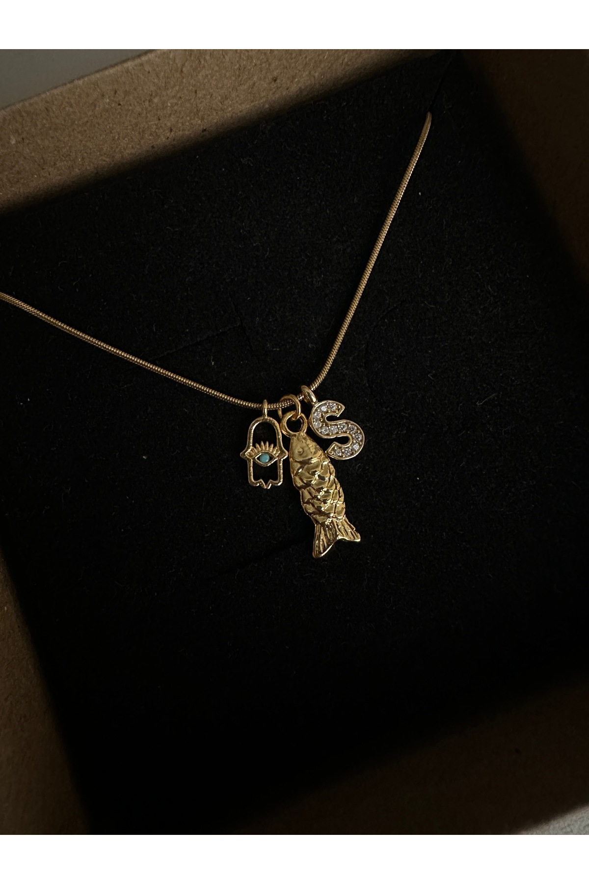 Balık Ve Mavi Taşlı Hamsa Harf Charm Çelik Zincirli Gold Kadın Kolye (45 Cm) – Sevgililer Günü Özel - Detay Görseli 1