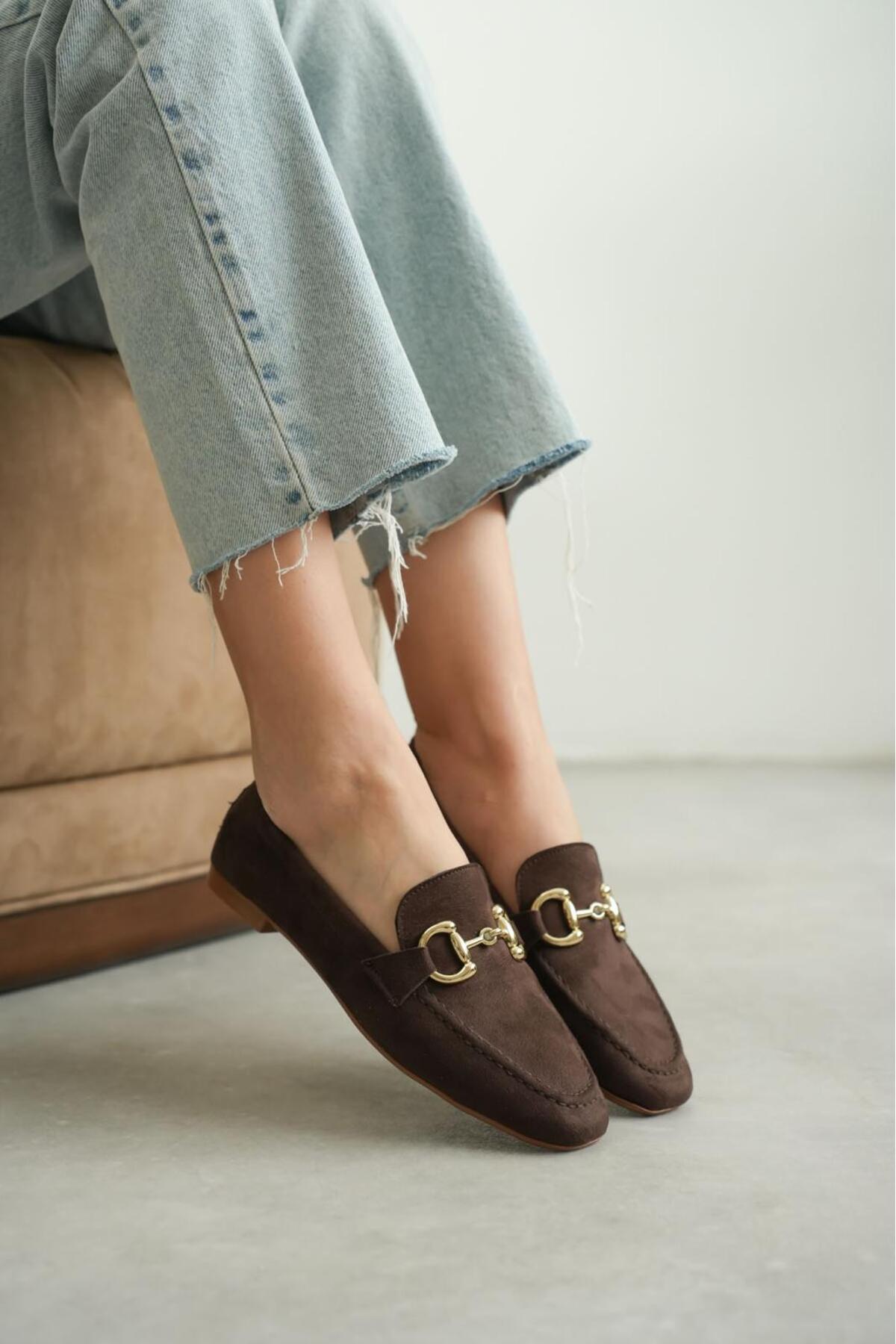 GNY AYAKKABI  Bahar Sezonu Kadın Kahverengi Süet Loafer Babet - Gold Aksesuar Detaylı Şık ve Rahat Günlük Ayakkabı