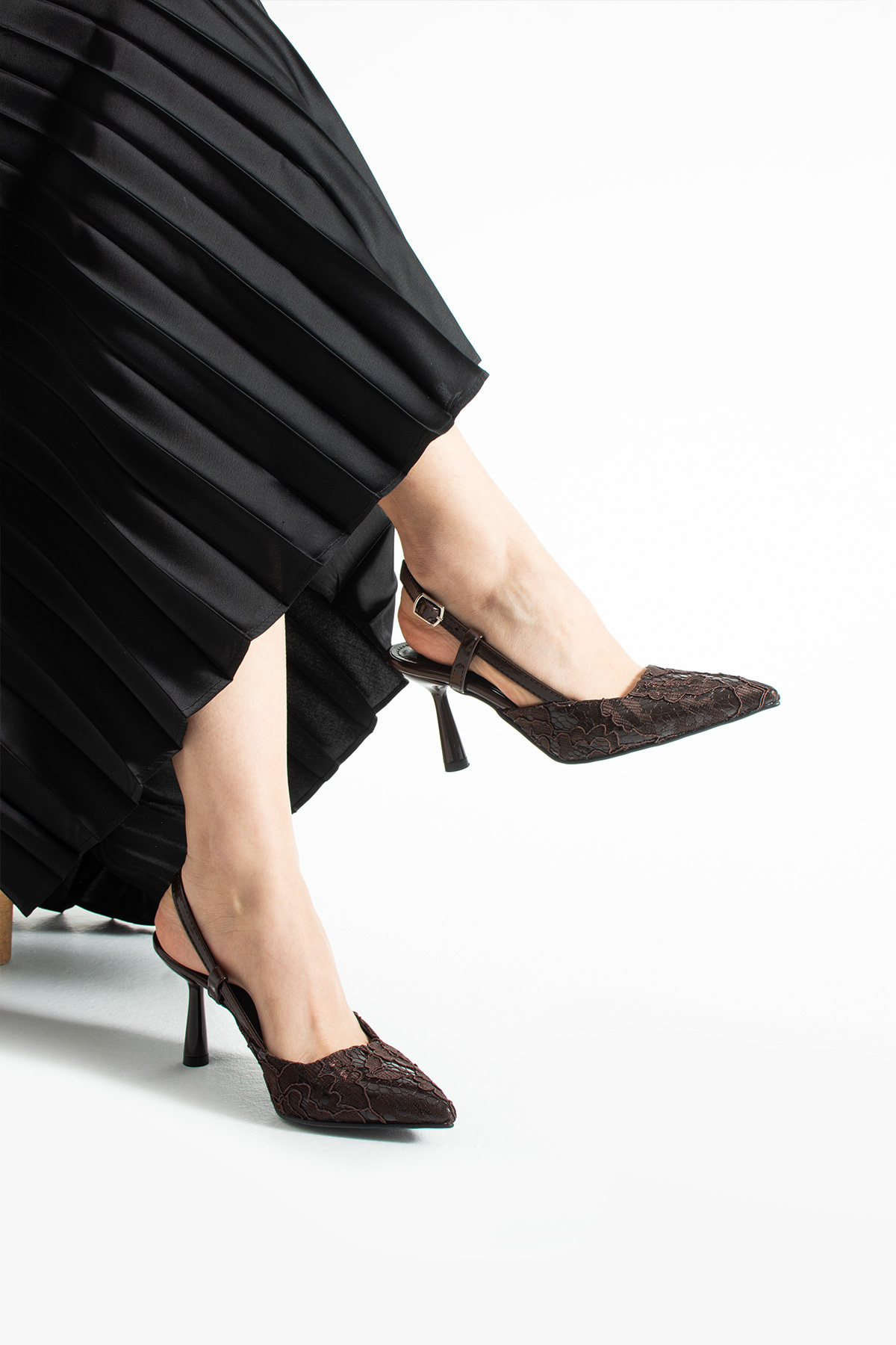 Lebibe Shoes  LISA Kadın Acı Kahve Sivri Burun 7 cm Topuklu Çiçek Dantel Desenli Rugan Slingback Ayakkabı - Görsel 5