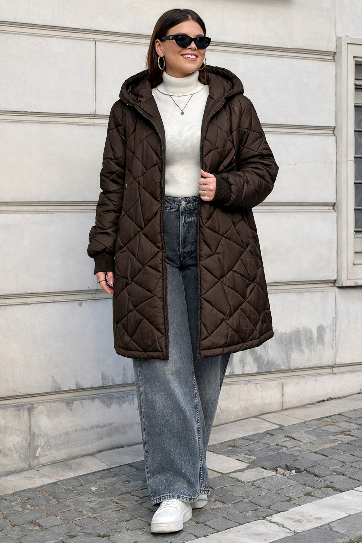 Podyum Park  KadınBüyük Beden Kapüşonlu Uzun Şişme Mont – Cam Kırığı Desenli, Oversize, Kışlık Günlük Mont