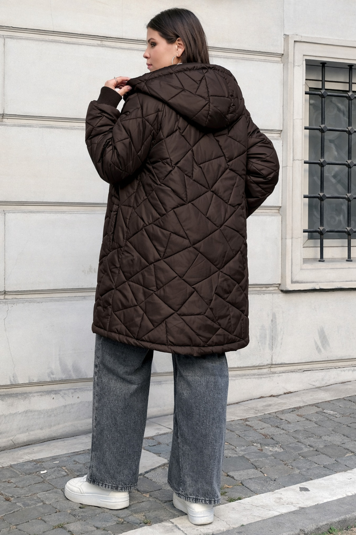 Podyum Park  KadınBüyük Beden Kapüşonlu Uzun Şişme Mont – Cam Kırığı Desenli, Oversize, Kışlık Günlük Mont - Görsel 3