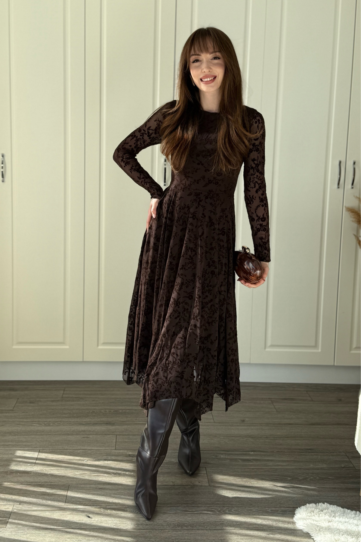 Dilay Gökoğlu Butik  Kadife Çiçek İşlemeli Asimetrik Kahverengi Midi Kahverengi Elbise - Görsel 8