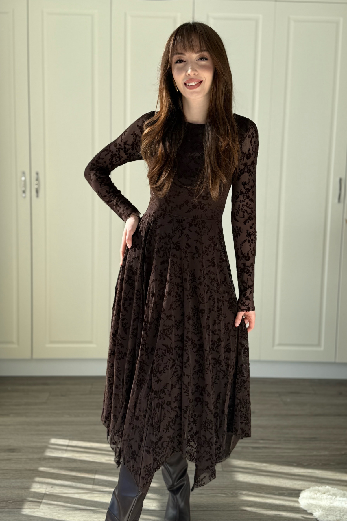 Dilay Gökoğlu Butik  Kadife Çiçek İşlemeli Asimetrik Kahverengi Midi Kahverengi Elbise - Görsel 4