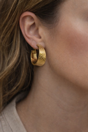 Takium Çelik Gold Kabartma Desenli Geniş Halka Kadın Küpe