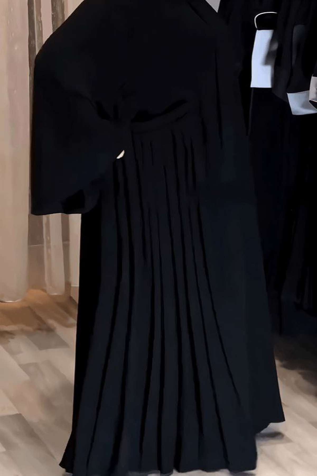 عباية حور سوداء كريب بقفلة طقطق مخفي مع طرحة مرفقة