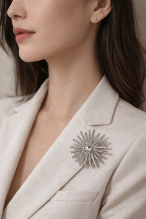 Takium Gümüş Renk Taşlı Güneş Işıltısı Şık Kadın Broş