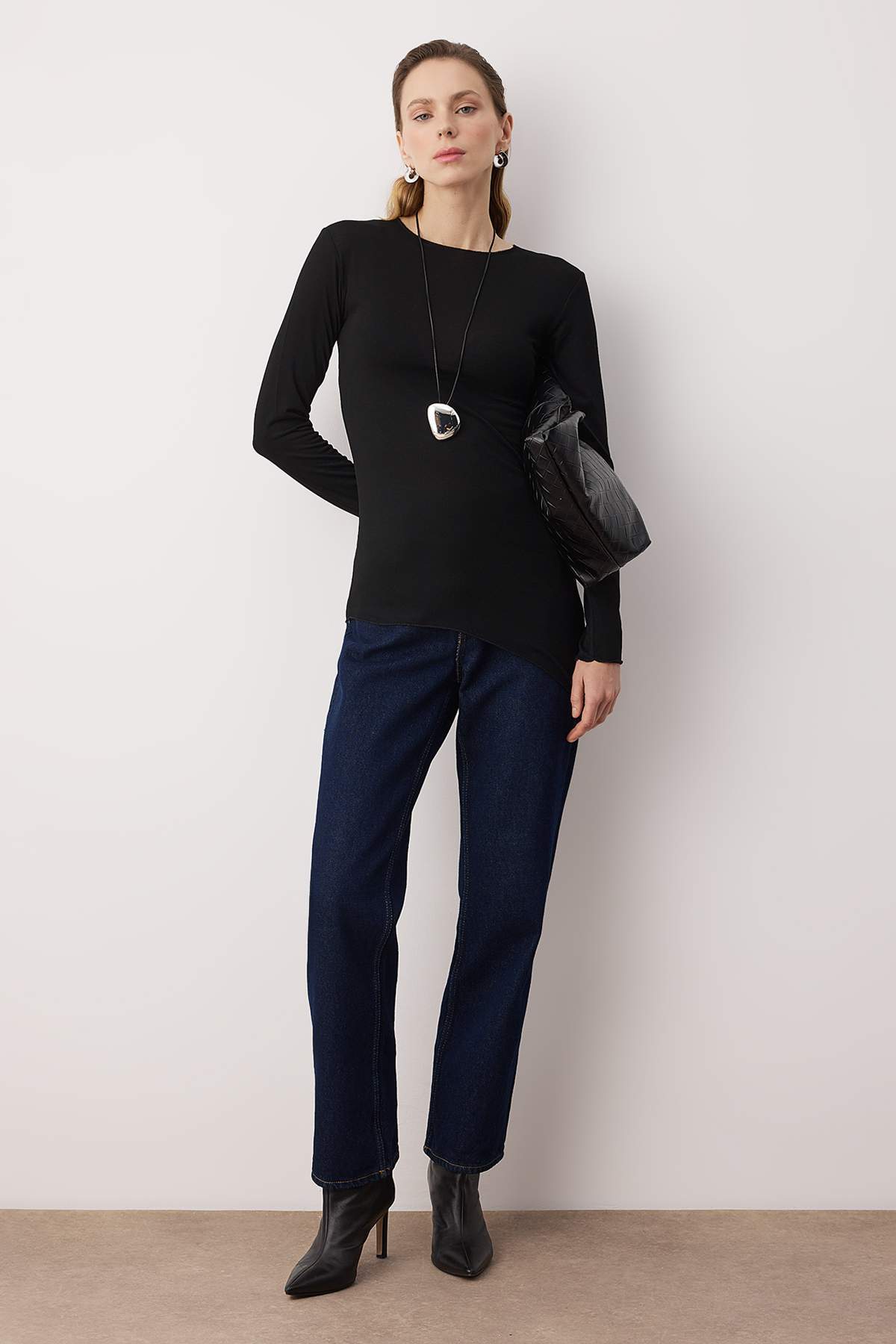 Trendyolmilla  Siyah Asimetrik Uzun Kollu Yumuşak Örme Bluz TWOAW26BZ00364 - Görsel 2