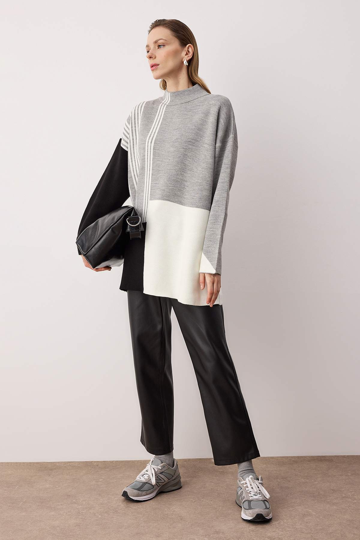 Trendyolmilla Modest Gri Çizgi ve Renk Blok Detaylı Triko Kazak TCTAW26AK00024