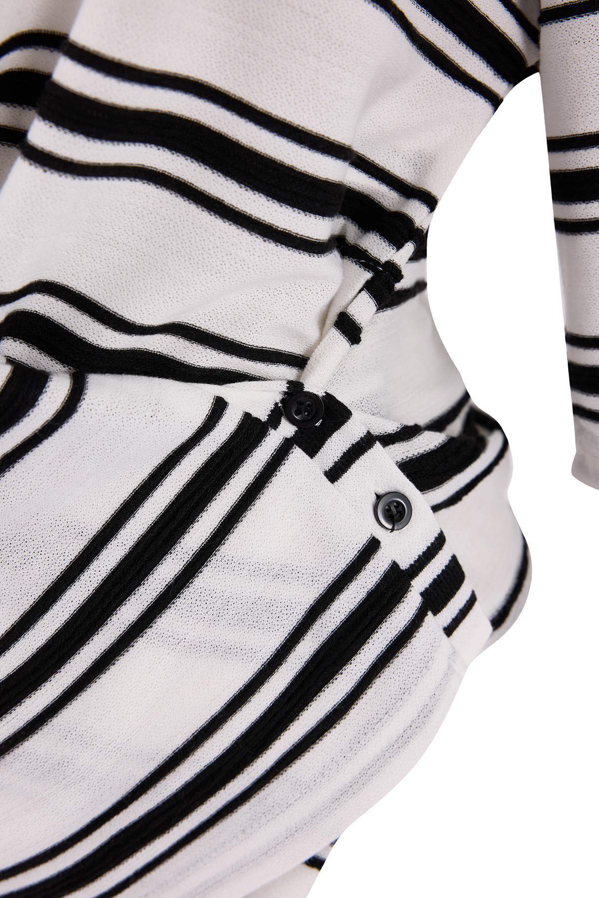 Trendyolmilla  Limited Edition Ekru Çizgili Relaxed Düşük Kol Truvakar Triko görünümlü Örme Bluz TWOSS26BZ00204 - Görsel 5