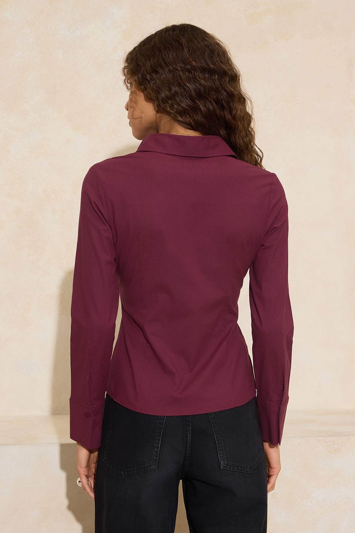 Trendyolmilla  Wardrobe Essentials Mürdüm Hafif Bele Oturan Pamuklu Dokuma Gömlek TWOAW26GO00022 - Görsel 4