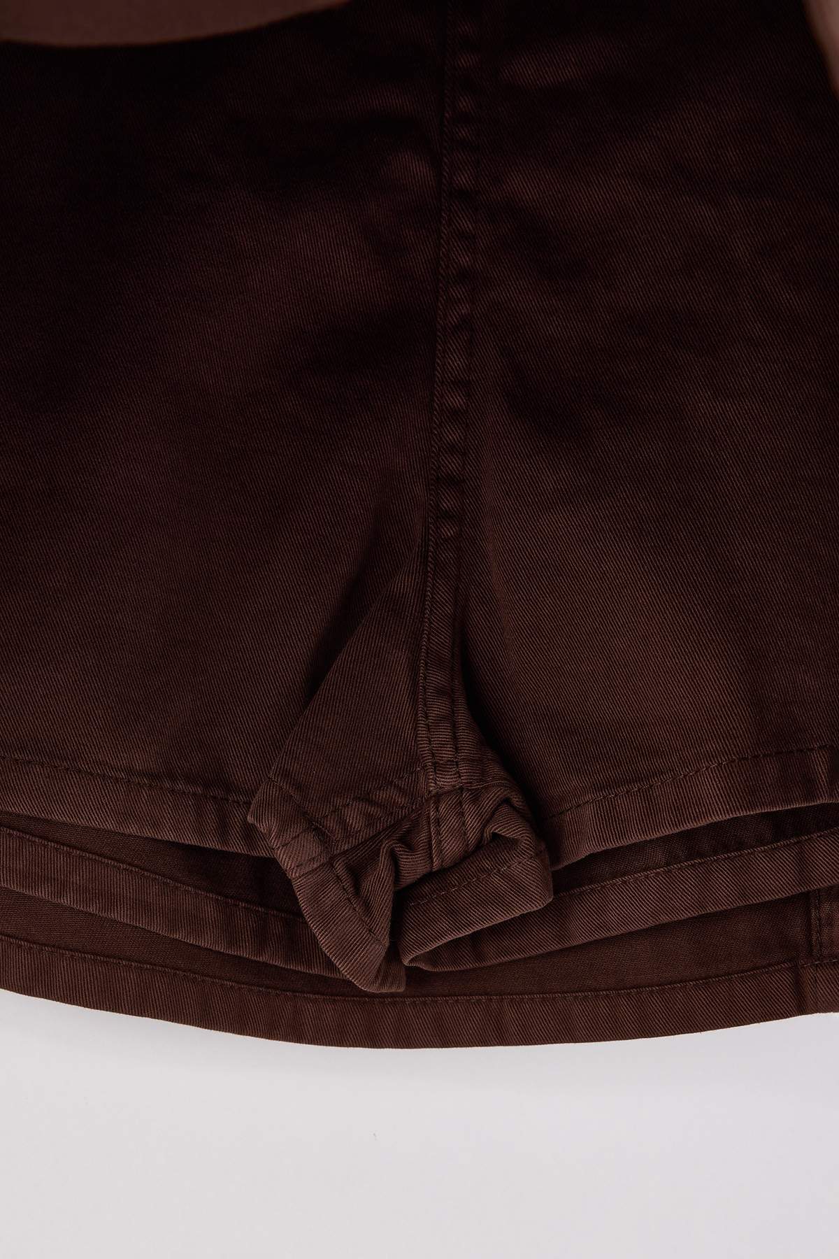 Trendyolmilla  Kahverengi Yırtmaç Detaylı Denim Şort Etek TWOSS26SR00004 - Görsel 6