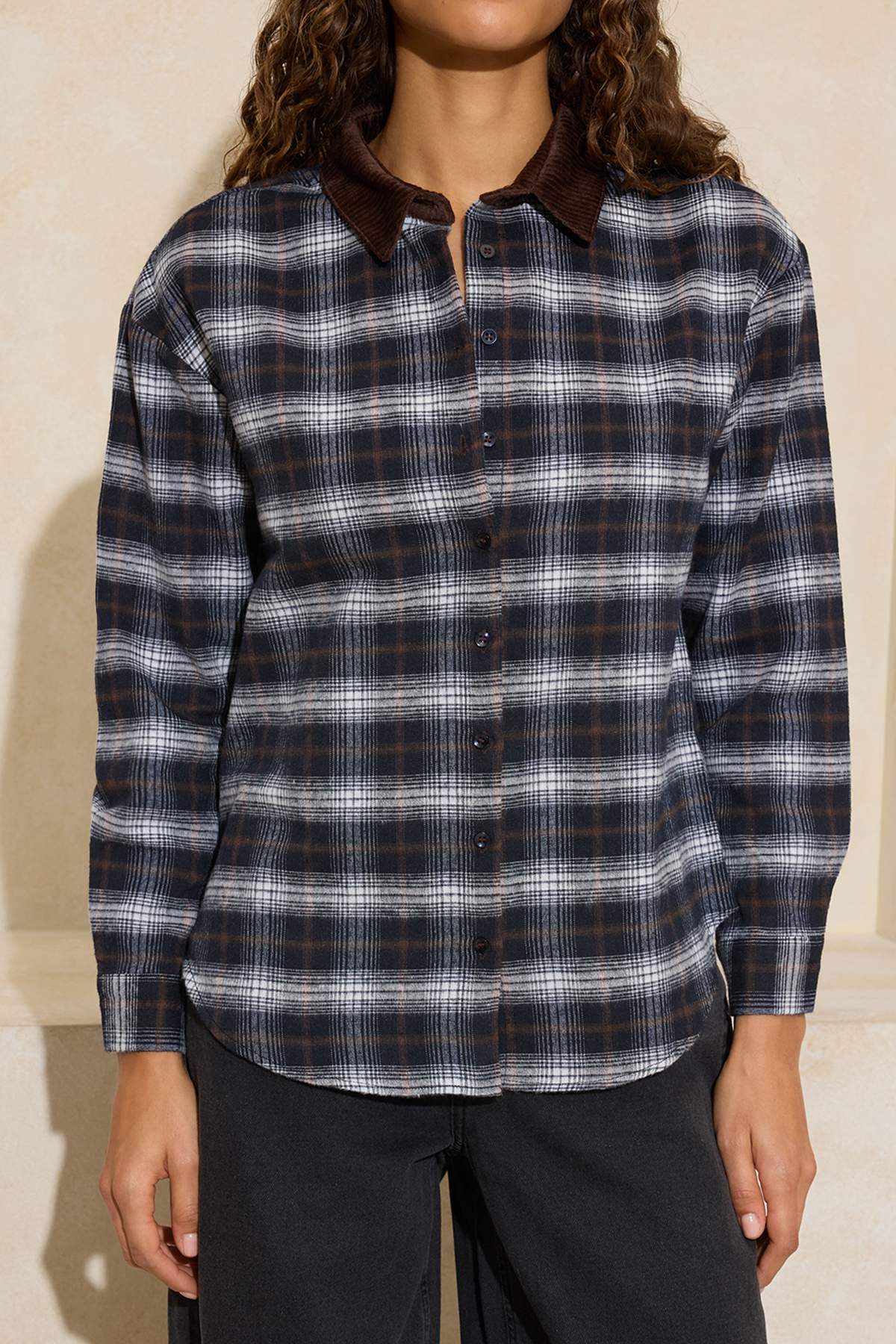 Trendyolmilla  Kahverengi Ekoseli Yakası Fitilli Oversize Kalıp Flanel Gömlek TWOSS26GO00038 - Görsel 3