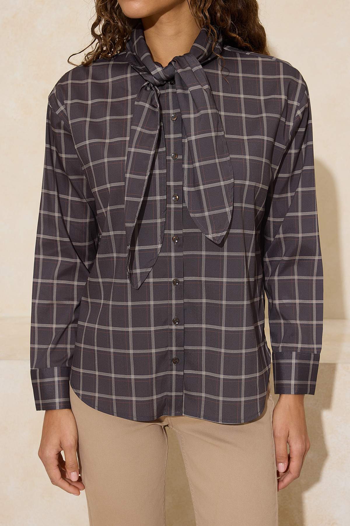 Trendyolmilla  Çok Renkli-Kahverengi Ekose Fular Detaylı Oversize/Geniş Kalıp Gömlek TWOSS26GO00009 - Görsel 3