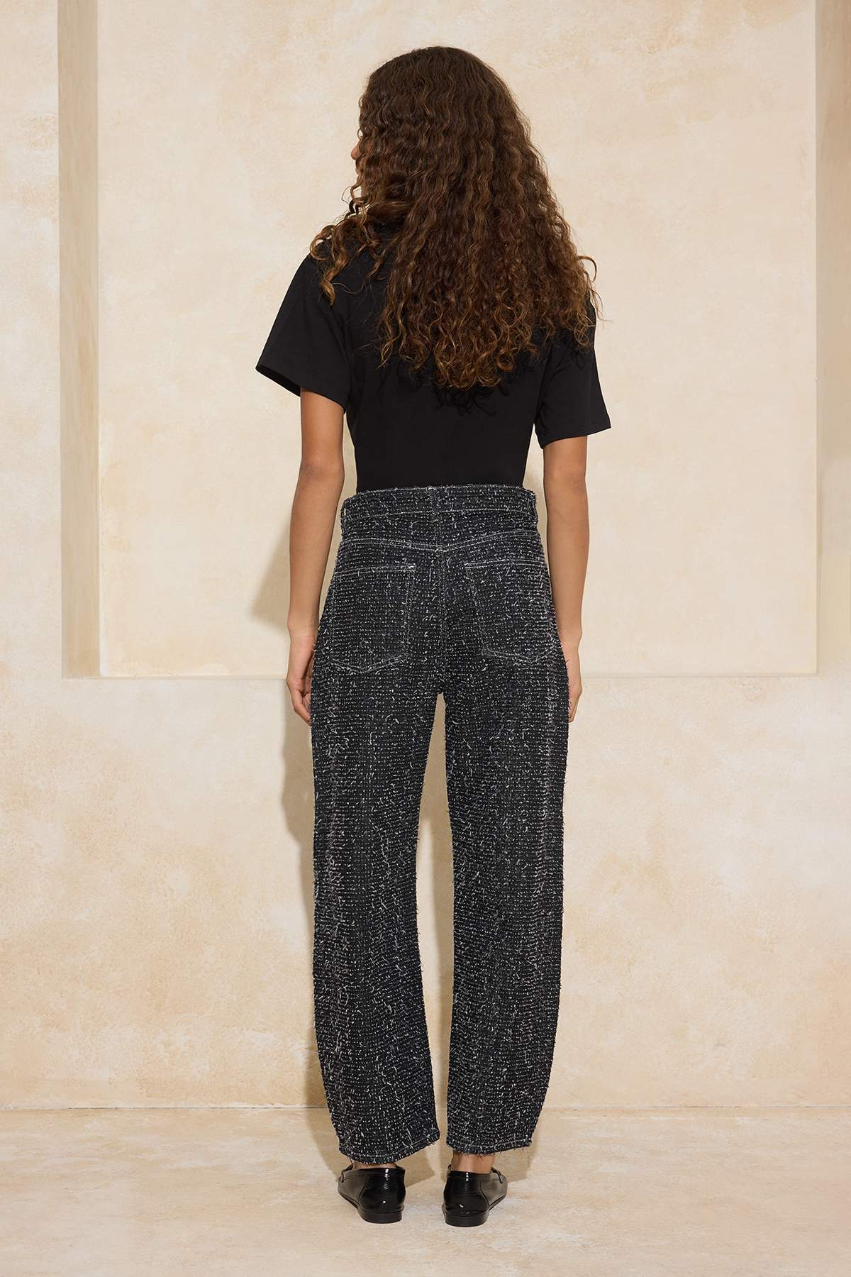 Trendyolmilla  Siyah Dokulu Kumaş Yüksek Bel %100 Pamuk Barrel Jeans TWOSS26JE00057 - Görsel 6