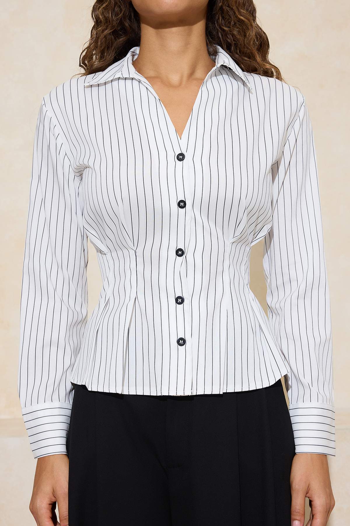 Trendyolmilla  Beyaz Çizgili Bele Oturan Düğme Detaylı Gömlek TWOSS26GO00034 - Görsel 3