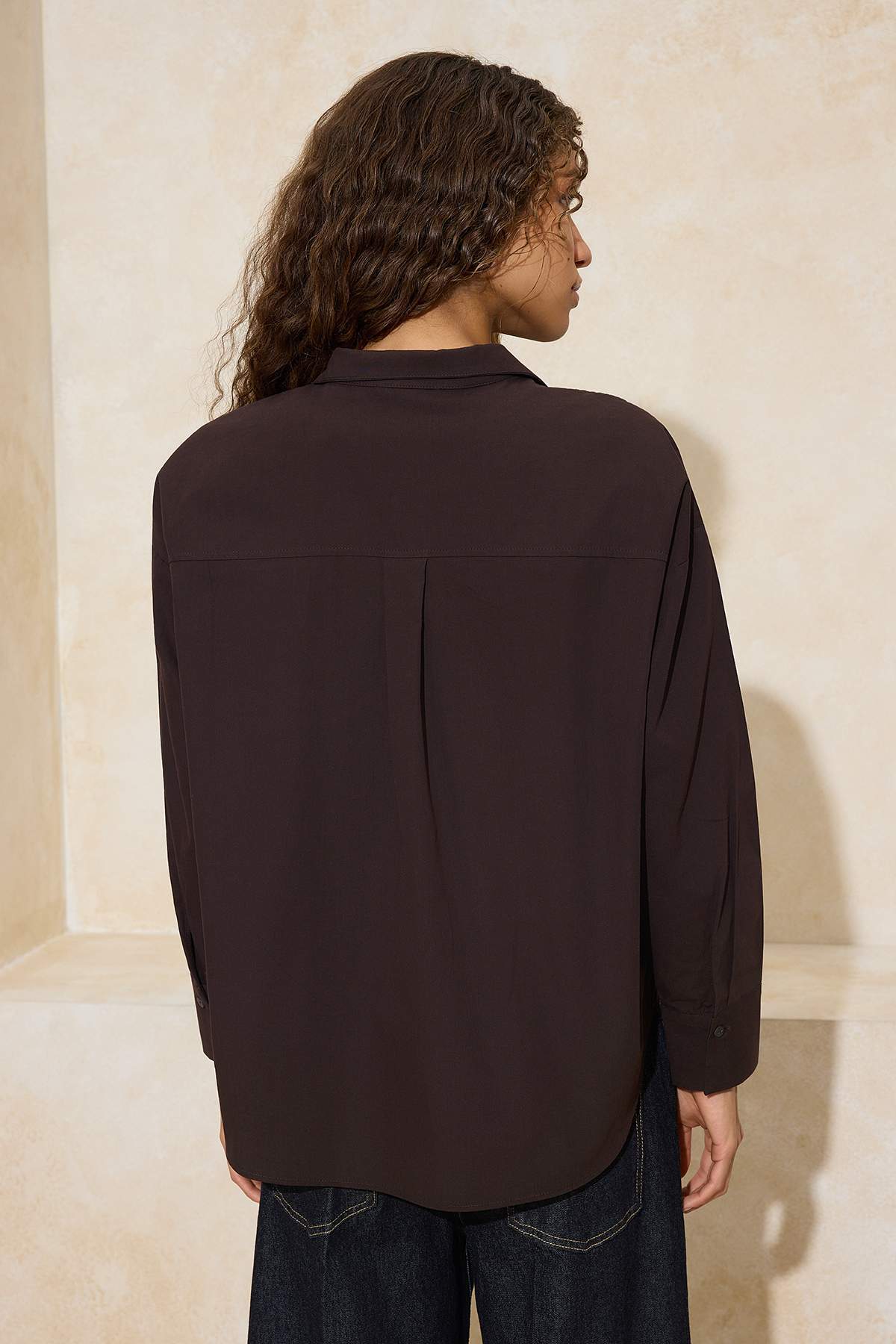 Trendyolmilla  Trendyol Studio Koyu Kahverengi Oversize Asimetrik Pamuklu Poplin Gömlek TWOAW26GO00106 - Görsel 3